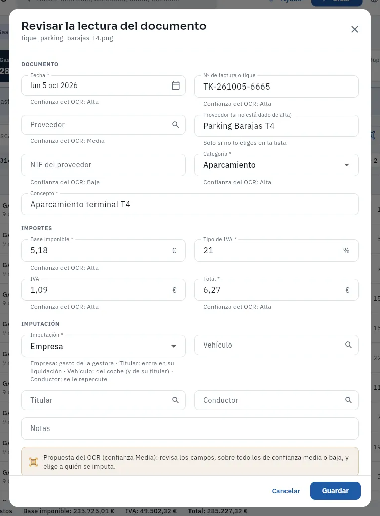 La lectura de un tique de aparcamiento de la T4, lista para revisar (el gasto todavía no existe: se crea al guardar).