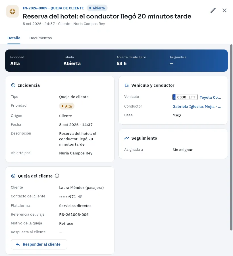 Una queja de cliente: el conductor llegó 20 minutos tarde a una reserva del hotel.