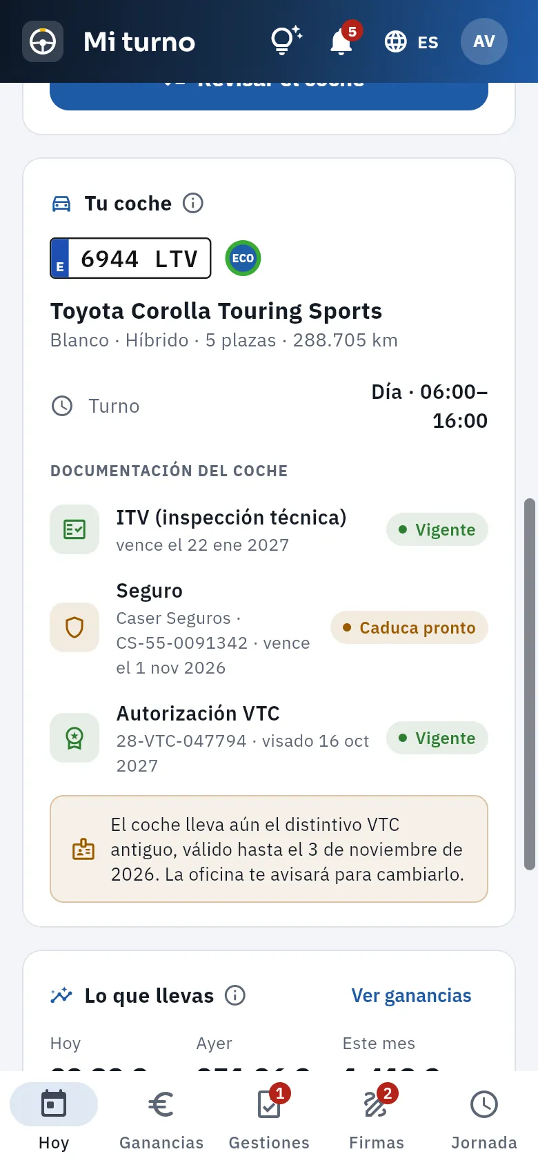 Más abajo: su coche con sus papeles, lo que lleva ganado y sus permisos.