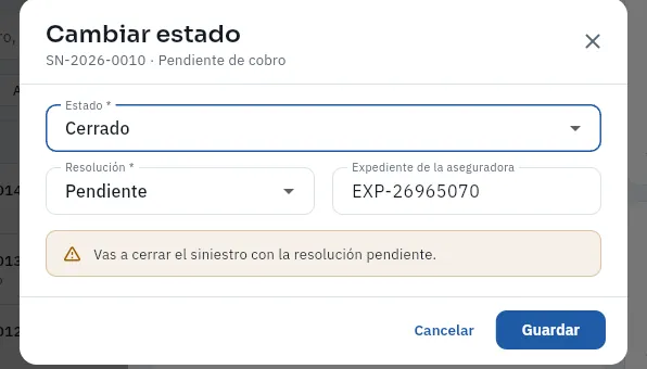 «Cambiar estado» del siniestro SN-2026-0010, pendiente de cobro, al elegir «Cerrado» (sin guardar).